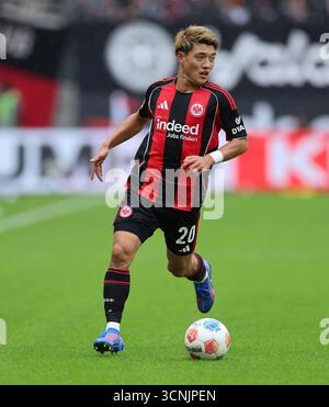 Francoforte sul meno, Germania. 21 settembre 2025. 21.09.2025, Fussball Bundesliga, Eintracht Francoforte - 1. FC Union Berlin, v.l., CAN Uzun (Eintracht Frankfurt) LE NORMATIVE DFL/DFB VIETANO QUALSIASI USO DI FOTOGRAFIE COME SEQUENZE DI IMMAGINI E/O QUASI-VIDEO. Credito Xdcx: dpa/Alamy Live News Foto Stock