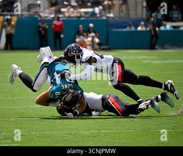Jacksonville, Stati Uniti. 21 settembre 2025. I Jaguars Tight End Hunter Long sono placcati dopo aver ricevuto un'accoglienza nel primo quarto mentre i Texans competono contro i Jaguars all'EverBank Stadium di Jacksonville, Florida, domenica 21 settembre 2025. Jacksonville sconfisse Houston 17-10. Foto di Joe Marino/UPI. Crediti: UPI/Alamy Live News Foto Stock