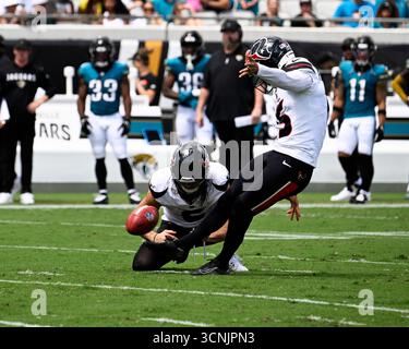 Jacksonville, Stati Uniti. 21 settembre 2025. I Texans Kicker Ka'imi Fairbairn sbagliano un Field goal nel secondo quarto mentre i Texans competono contro i Jaguars all'EverBank Stadium di Jacksonville, Florida, domenica 21 settembre 2025. Jacksonville sconfisse Houston 17-10. Foto di Joe Marino/UPI. Crediti: UPI/Alamy Live News Foto Stock