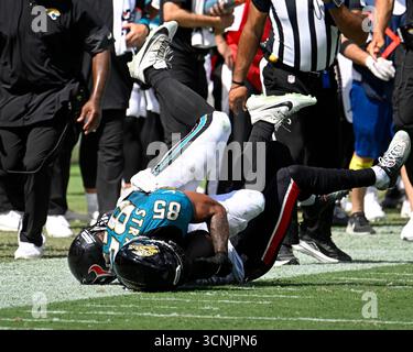 Jacksonville, Stati Uniti. 21 settembre 2025. I Jaguars Tight End Brenton Strange (85) sono placcati dopo aver ricevuto un'accoglienza nel quarto periodo mentre i Texans gareggiano contro i Jaguars all'EverBank Stadium di Jacksonville, Florida, domenica 21 settembre 2025. Jacksonville sconfisse Houston 17-10. Foto di Joe Marino/UPI. Crediti: UPI/Alamy Live News Foto Stock