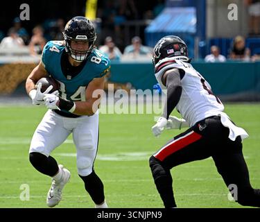 Jacksonville, Stati Uniti. 21 settembre 2025. I Jaguars Tight End Hunter Long ricevevano per brevi yard nel secondo quarto, mentre i Texans gareggiavano contro i Jaguars all'EverBank Stadium di Jacksonville, Florida, domenica 21 settembre 2025. Jacksonville sconfisse Houston 17-10. Foto di Joe Marino/UPI. Crediti: UPI/Alamy Live News Foto Stock