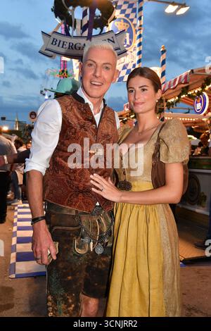 Monaco, Germania. 21 settembre 2025. Lo scooter Singer Songwriter H. P. Baxxter e sua moglie Sara partecipano al 27° Almauftrieb durante l'Oktoberfest 2025 alla Kaefer Tent il 21 settembre 2025 a Monaco, Germania Credit: Ralph Metzger/Alamy Live News Foto Stock