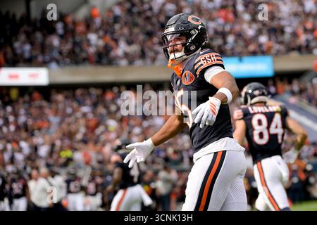 Chicago, Stati Uniti. 21 settembre 2025. Il wide receiver dei Chicago Bears Rome Odunze (15) festeggia il suo primo touchdown nel primo quarto contro i Dallas Cowboys al Soldier Field di Chicago domenica 21 settembre 2025. Foto di Mark Black/UPI Credit: UPI/Alamy Live News Foto Stock
