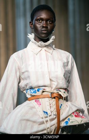Londra, Regno Unito. 21 settembre 2025. Una modella cammina per la passerella alla fiera Erdem durante la London Fashion Week al British Museum di Londra. Credito: SOPA Images Limited/Alamy Live News Foto Stock