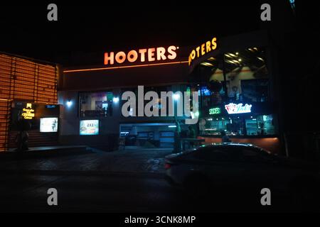 La facciata del ristorante e bar Hooters cancun di notte nel quartiere degli hotel di cancun mexico Foto Stock