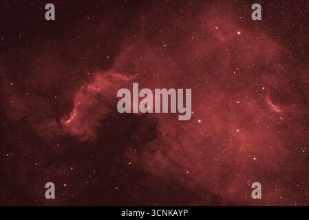 Londra, Regno Unito. 21 settembre 2025. Fotografia del telescopio ad alta risoluzione della Nebulosa del Nord America che risplende brillantemente nel cielo limpido sopra Londra in questa esposizione di 30 minuti della complessa nebulosa di emissione vista attraverso lo starfield in primo piano. Crediti: Malcolm Park/Alamy Live News Foto Stock