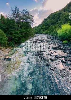 Pittoresca scena del Rio Azul che scorre attraverso una vegetazione lussureggiante. Foto Stock