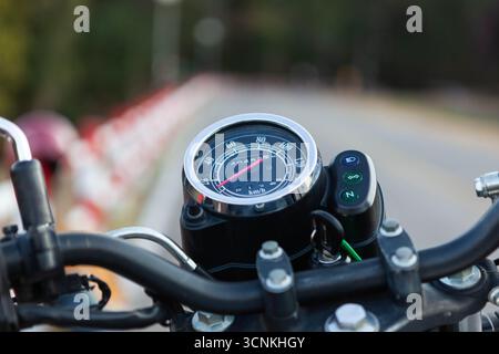 Vista del manubrio e del tachimetro della motocicletta. Vista ravvicinata. Sfondo a tema bici. Foto Stock