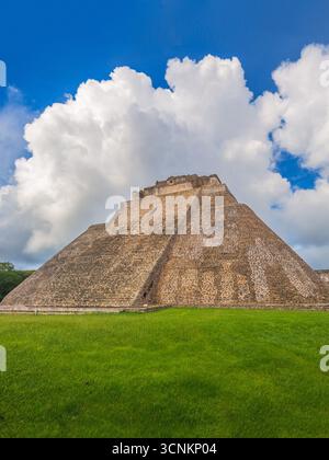 Pyramid of the Magician, una piramide mesoamericana a gradini situata a Uxmal nello Yucatan, Messico Foto Stock