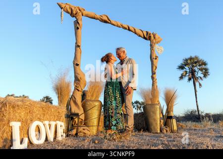 Coppia di nozze sotto un albero di nozze nella foresta di palme di Makalani - riserva naturale di Onguma, Namibia, Africa Foto Stock