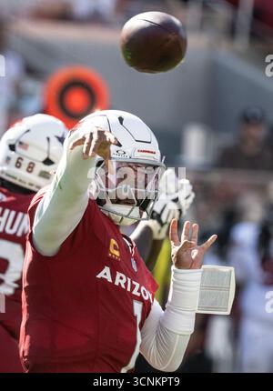 Il quarterback degli Arizona Cardinals Kyler Murray (1) lancia nel quarto periodo contro i San Francisco 49ers al Levi's Stadium di Santa Clara, California, domenica 21 settembre 2025. I 49ers sconfissero i Cardinals 16 a 15. Foto di Terry Schmitt/UPI Foto Stock