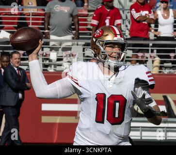 Il quarterback dei San Francisco 49ers Mac Jones (10) lancia contro gli Arizona Cardinals nel quarto quarto periodo al Levi's Stadium di Santa Clara, California, domenica 21 settembre 2025. I 49ers sconfissero i Cardinals 16 a 15. Foto di Terry Schmitt/UPI Foto Stock