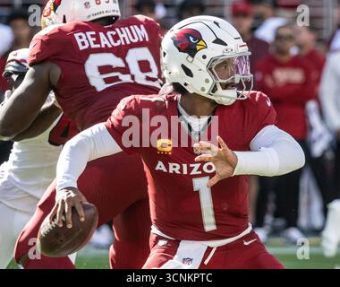 Il quarterback degli Arizona Cardinals Kyler Murray (1) lancia nel quarto periodo contro i San Francisco 49ers al Levi's Stadium di Santa Clara, California, domenica 21 settembre 2025. I 49ers sconfissero i Cardinals 16 a 15. Foto di Terry Schmitt/UPI Foto Stock