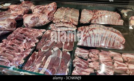 Vari tagli di carne esposti in una macelleria Foto Stock