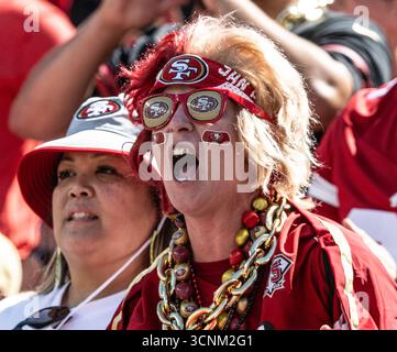 Un fan dei San Francisco 49ers urla mentre giocano agli Arizona Cardinals al Levi's Stadium di Santa Clara, California, domenica 21 settembre 2025. I 49ers sconfissero i Cardinals 16 a 15. Foto di Terry Schmitt/UPI Foto Stock