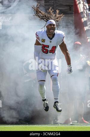 Il middle linebacker dei San Francisco 49ers Fred Warner (54) entra in campo per giocare agli Arizona Cardinals al Levi's Stadium di Santa Clara, California, domenica 21 settembre 2025. I 49ers sconfissero i Cardinals 16 a 15. Foto di Terry Schmitt/UPI Foto Stock