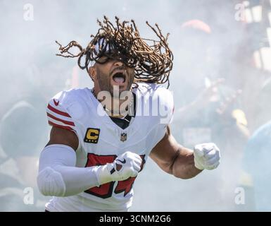 Il middle linebacker dei San Francisco 49ers Fred Warner (54) entra in campo per giocare agli Arizona Cardinals al Levi's Stadium di Santa Clara, California, domenica 21 settembre 2025. I 49ers sconfissero i Cardinals 16 a 15. Foto di Terry Schmitt/UPI Foto Stock