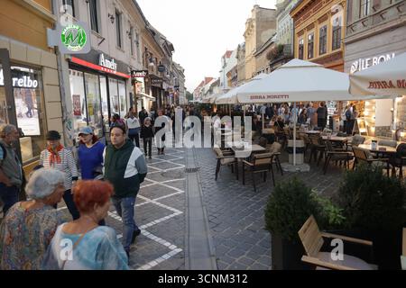 Brasov, Romania - 20 settembre 2025: Panoramica con i turisti nella città vecchia di Brasov. Foto Stock