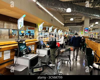 Philadelphia, Pennsylvania, Stati Uniti - 28 aprile 2025: Negozi di alimentari affollati con corsie self-service, negozi, carrelli e cartellonistica luminosa negli Stati Uniti. Foto Stock