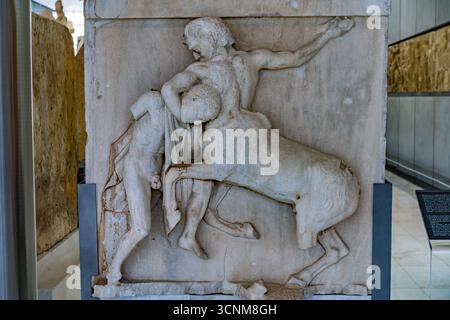 Dettaglio del partenone, South Metope. Un Centaur afferra un Lapith al collo mentre il Lapith guida una lancia nella pancia del Centauro. Laboratorio di Pheidias. Acro Foto Stock