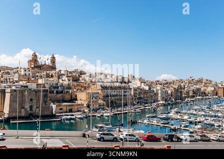 Birgu, Malta - 11 aprile 2025: Vista panoramica del porto turistico di Grand Harbour, con yacht ormeggiati, tradizionali edifici in pietra calcarea tra Birgu (Vittorio Foto Stock