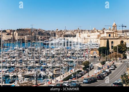 Birgu, Malta - 11 aprile 2025: Vista panoramica del porto turistico di Grand Harbour, con yacht ormeggiati, tradizionali edifici in pietra calcarea tra Birgu (Vittorio Foto Stock