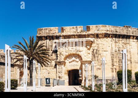 Birgu, Malta - 11 aprile 2025: Il Malta at War Museum a Couvre porte, Birgu, un sito storico che mostra il ruolo e la resilienza di Malta durante la guerra mondiale Foto Stock