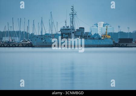 Vecchia nave militare attraccata nel porto di Tallinn, Estonia Foto Stock