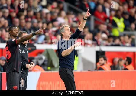 Leverkusen, Germania. 21 settembre 2025. Coach Kasper Hjulmand (Bayer Leverkusen) gesti, da sinistra a destra: Christian Kofane (Bayer Leverkusen). Bundesliga, Matchday 4, Bayer 04 Leverkusen - Borussia Monchengladbach 1:1, il 21 settembre 2025, a Leverkusen, Germania. Le normative #DFL vietano qualsiasi uso di fotografie come sequenze di immagini e/o quasi-video. # Credito: dpa/Alamy Live News Foto Stock