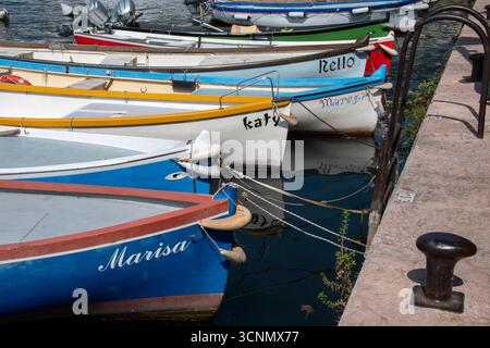 Piccole imbarcazioni in porto, Garda, Lago di Garda, Verona, Italia Foto Stock