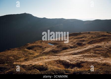 Tranquillo paesaggio montano con Rolling Hills Foto Stock