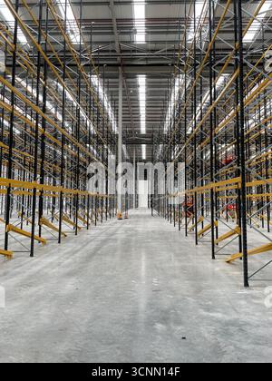nuovissimo magazzino di distribuzione con pavimento in cemento lucido Foto Stock