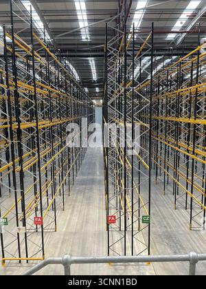 nuovissimo magazzino di distribuzione con pavimento in cemento lucido Foto Stock