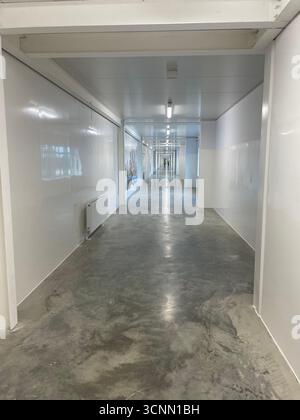 nuovissima passerella del magazzino con pavimento in cemento lucido Foto Stock