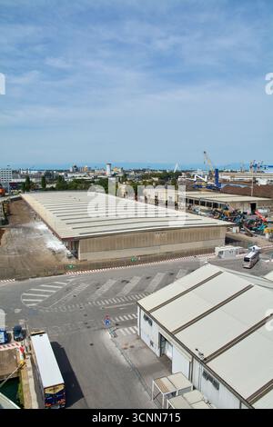 Venezia. Italia - 22 settembre 2025: Magazzino che funge da anello chiave nella catena di approvvigionamento e che viene utilizzato per lo stoccaggio e la distribuzione di merci e. Foto Stock