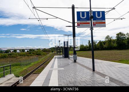 Binario della stazione Stadtbahn di Stadionstraße a Stoccarda con il cartello della linea U6 Foto Stock