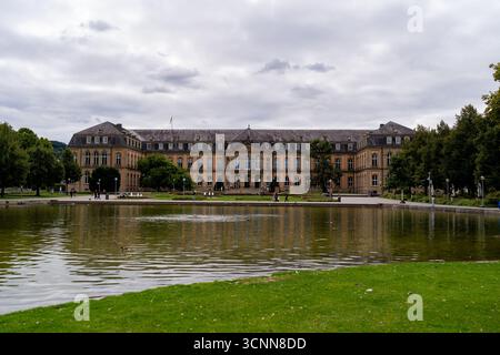 Nuovo Palazzo di Stoccarda con laghetto e giardini Foto Stock