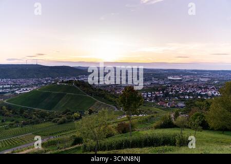Tramonto sui vigneti e sul paesaggio urbano di Stoccarda dalla collina di Württemberg Foto Stock