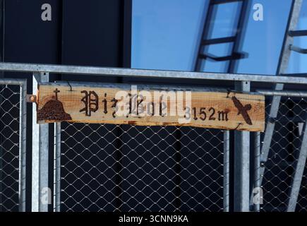 Ein Spätsommertag am Piz Boe, Sellagruppe, Sellastock, Fels, Dolomiten, Boespitze, Bergsteigen, Alpin, Wandern, Ausblick, Panorama Grenze Südtirol / Trentino / Provinz Belluno, Italien . Hier der Blick auf ein Schild am Gipfel mit dem Schriftzug Piz Boe 3152 metri *** Un giorno di fine estate sul Piz Boe, il gruppo del Sella, il massiccio del Sella, la roccia, le Dolomiti, Boespitze, alpinismo, alpino, escursionismo, vista, panorama, confine alto Adige Trentino provincia di Belluno, Italia qui la vista di un cartello sulla cima con la scritta Piz Boe 3152 metri Foto Stock