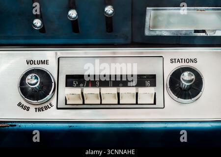 Immagine in stile retrò di una vecchia autoradio all'interno di una classica auto americana blu Foto Stock