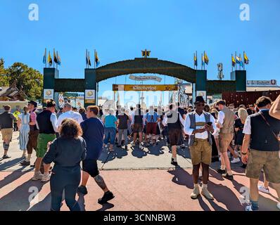 Monaco, Germania. 21 settembre 2025. I visitatori entrano nel parco del festival attraverso il cancello tradizionale dell'Oktoberfest a Monaco, Baviera, Germania, il 21 settembre 2025. (Foto di Michael Nguyen/NurPhoto) credito: NurPhoto SRL/Alamy Live News Foto Stock