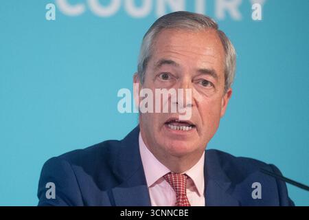 Londra, Regno Unito. 22 settembre 2025. Nigel Farage, leader della riforma del Regno Unito, parla in una conferenza stampa al Royal Horseguards Hotel, Londra, Inghilterra, Regno Unito, lunedì 22 settembre 2025. Credito: Justin ng/Alamy Live News. Foto Stock