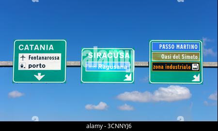Indicazioni stradali per l'aeroporto di Catania, Siracusa e Porto. Catania, Italia, 22 settembre 2025 Foto Stock