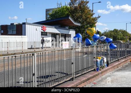 Longbridge Lane, Birmingham, 22 settembre 2025 - la polizia di West Midlands ha recuperato un veicolo Jaguar i-Pace dopo che l'autista è partito da un colpo fatale e ha corso su Longbridge Lane alle 23.15, ieri sera. La polizia ha lanciato un appello per rintracciare il veicolo, poi stamattina gli agenti del traffico hanno corso fino a Bristol Road South, vicino alla zona di Northfield, dove è stata avvistata l'auto. L'autista è stato arrestato con il sospetto di aver causato la morte per guida imprudente e un ufficiale forense ha fotografato il veicolo. A Credit: British News and Media/Alamy Live News Foto Stock