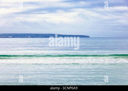 Vista mare sul mar mediterraneo con onde ondulate Foto Stock
