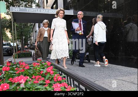New York, Stati Uniti. 22 settembre 2025. La regina Matilde del Belgio cammina per le strade di New York durante la settimana della 80a sessione dell'Assemblea generale delle Nazioni Unite (UNGA80), a New York, Stati Uniti d'America, lunedì 22 settembre 2025. BELGA FOTO TONY BEHAR credito: Belga News Agency/Alamy Live News Foto Stock