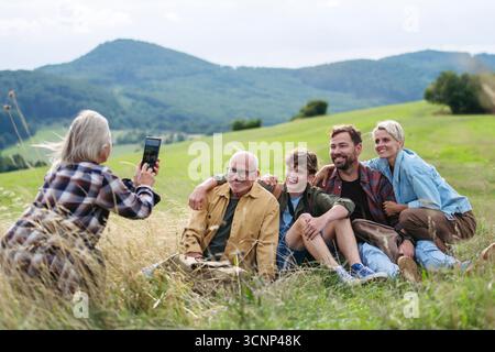 La famiglia scatta foto durante un'escursione nella natura. Foto Stock