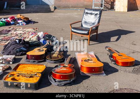 Selezione di strumenti musicali di seconda mano in vendita e in esposizione presso un mercato di strada, Ayr, Ayrshire, Scozia, Regno Unito Foto Stock