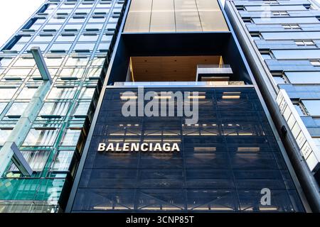 Tokyo, Giappone - 3 agosto 2024: La facciata del negozio Balenciaga nel quartiere Ginza di Tokyo presenta architettura moderna e marchi di lusso. Foto Stock