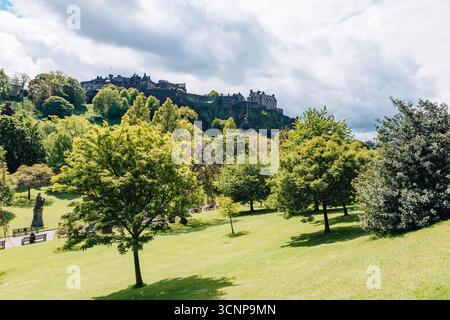 Castello di Edimburgo visto dai Princess Street Gardens in un giorno d'estate, Edimburgo, Scozia, Regno Unito Foto Stock